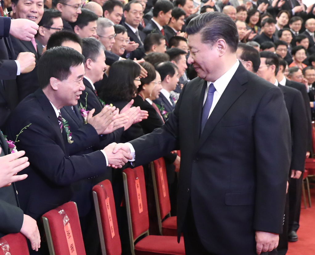2018年1月8日，張國良榮獲國家科技進(jìn)步一等獎,習(xí)近平總書記與張國良握手照片